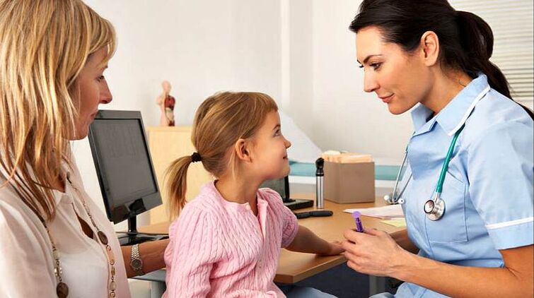 Medicul selectează medicamente antiparazitare pentru copil